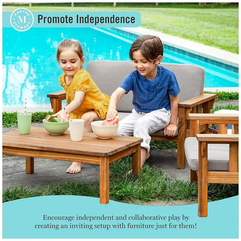 Sofá de dois lugares infantil externo Martha Stewart Kids em madeira acácia natural com almofadas cinza 91cm