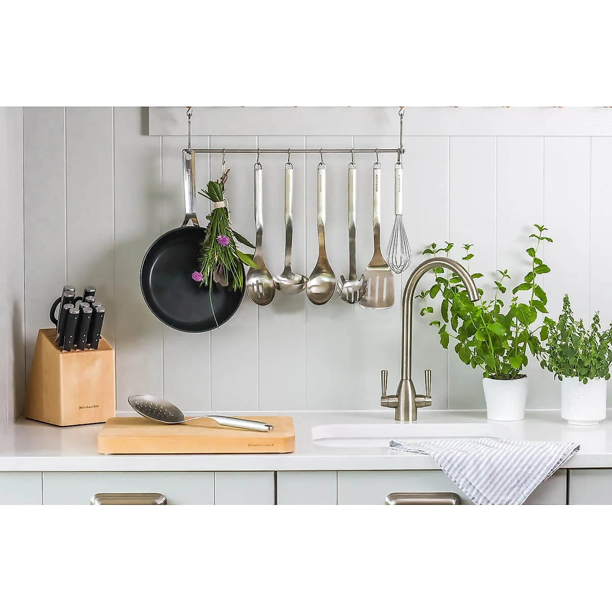Espátula Perfurada Premium de Aço Inox com Alça - KitchenAid