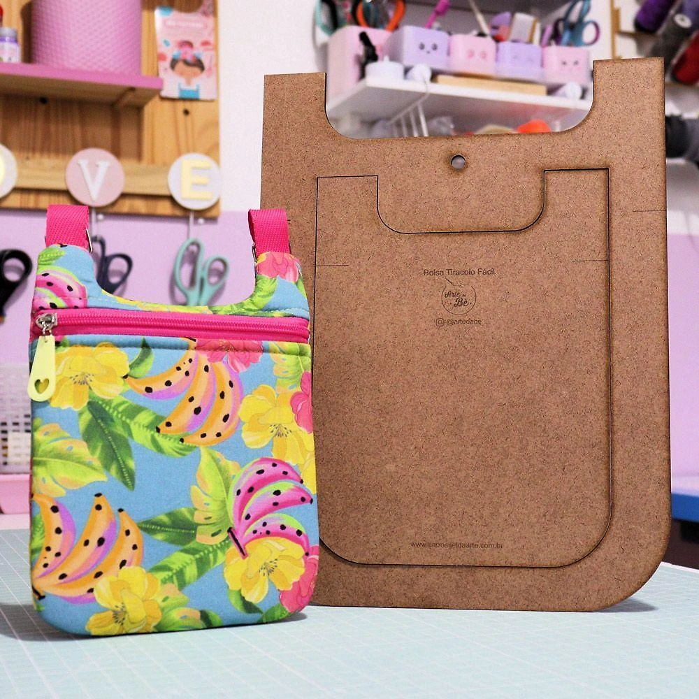 Bolsa Tiracolo Arte da Bê em MDF 3MM com Gabarito Carrossel da Arte