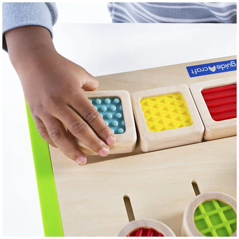 Jogo tátil de encaixe Guidecraft Colorful Tactile Matching Maze em madeira com peças sensoriais para associação de texturas e cores