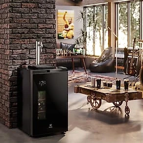 Cervejeira Home Bar Electrolux EB10C Frost Free 100L com Torre de Chopp Porta de Vidro Preta 110V