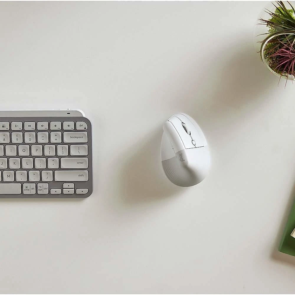 Mouse Sem Fio Logitech Lift, 4000 DPI, 6 Botões, Bluetooth, Ergonômico, USB, Branco - 910-006469