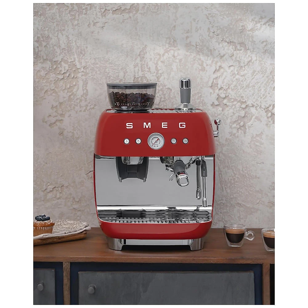 Máquina de espresso semi‑automática Smeg vermelho retrô com moedor integrado, duplo termobloco, porta‑filtro 58 mm e reservatório 2,4L, 110V