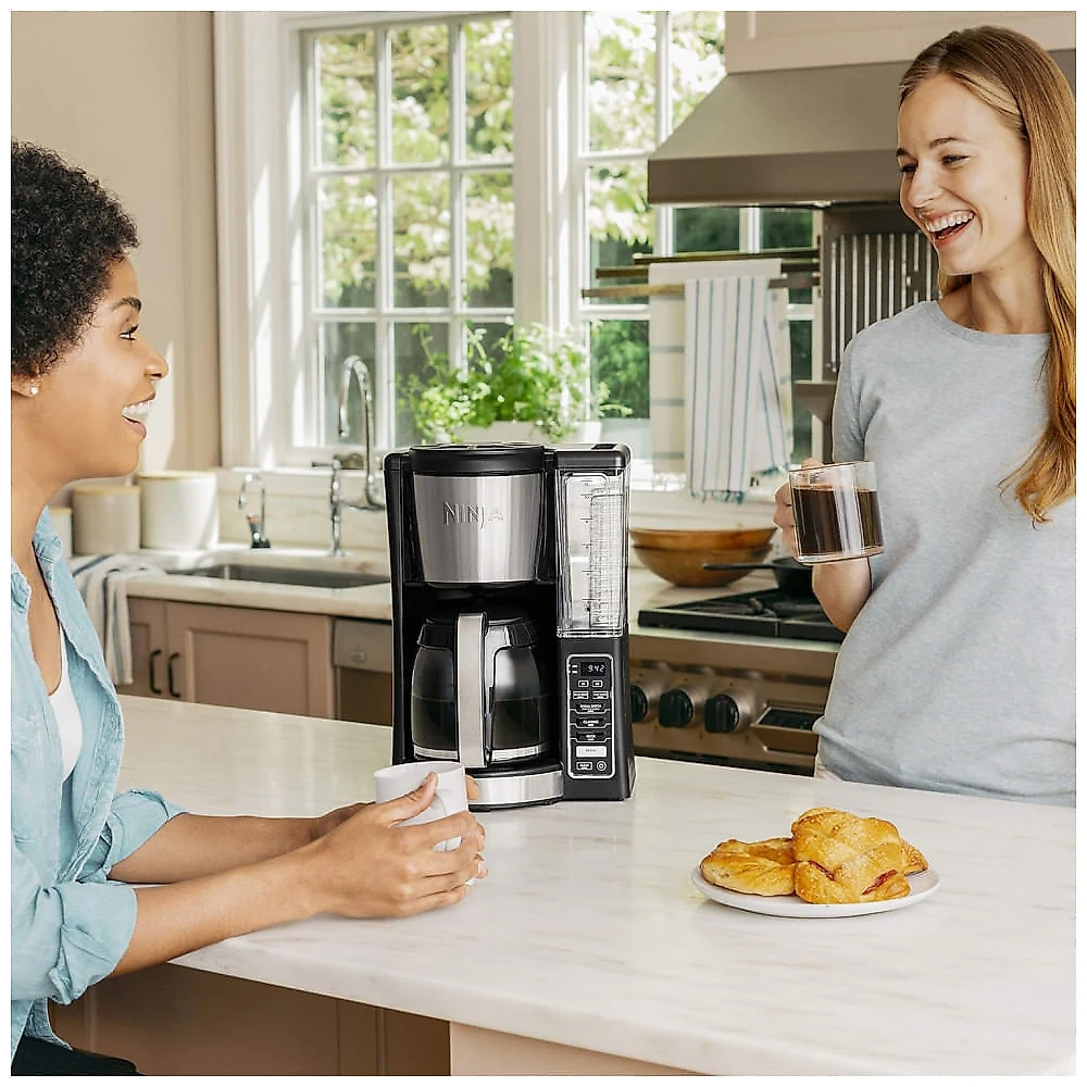 Máquina de Café Programável Ninja 12 Copos Estilo Clássico e Rico Reservatório 1,77 L Extração Térmica Filtro Permanente Preto/Aço Inox CE201 240V