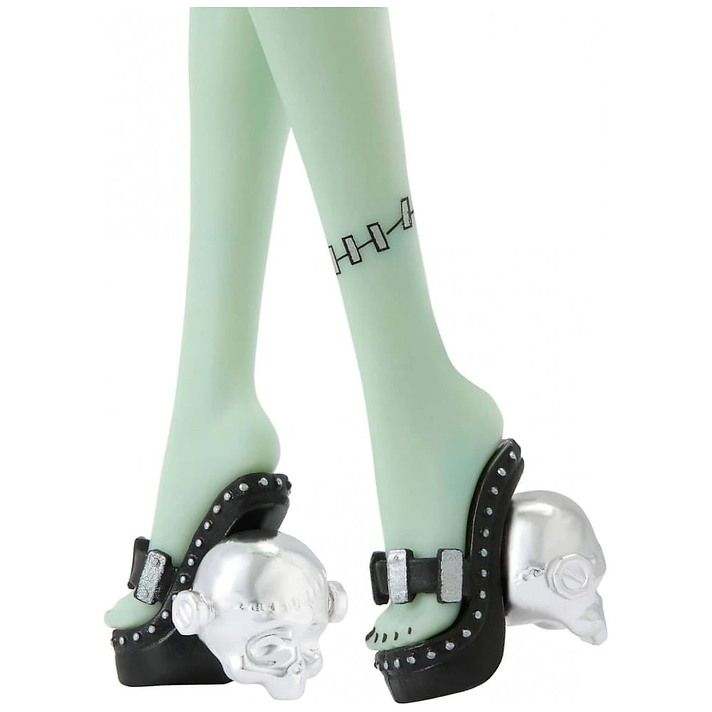 Boneca colecionável Monster High x Barbie Frankie Stein com maiô listrado e vestido preto de gala 2025