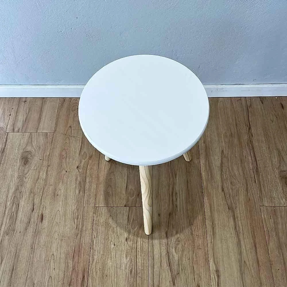 Mesa Lateral Redonda Pé Palito MDF Madeira 30CM Branco e Natural