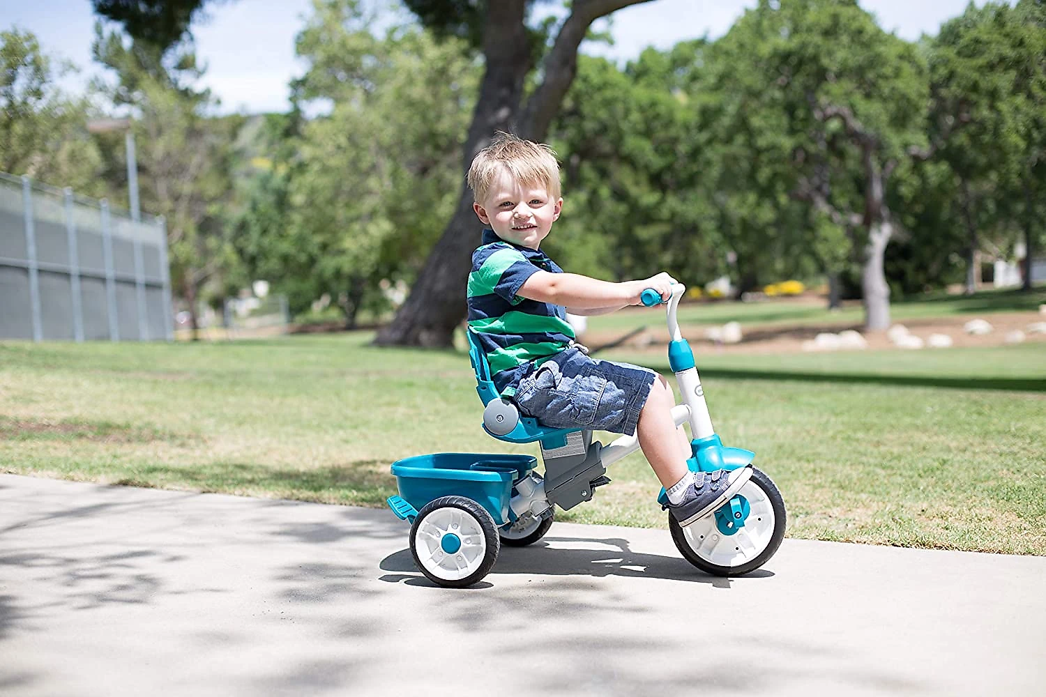 Little Tikes Triciclo de Passeio com 4 Estágios Proteção pa ra Sol e Porta Objetos Azul