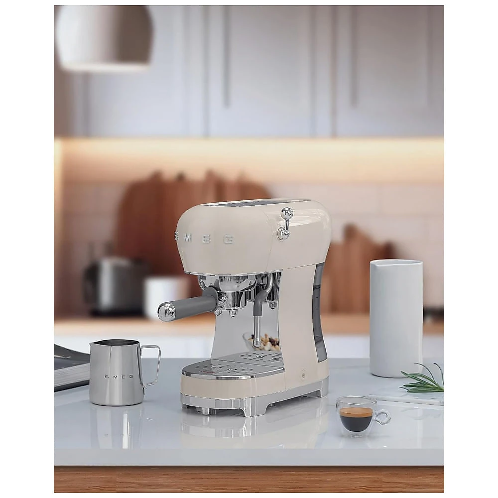 Máquina de Café Espresso Manual Smeg ECF02 15Bar, Fabricada na Itália, Design Retrô com Vara de Vapor, na Cor Creme