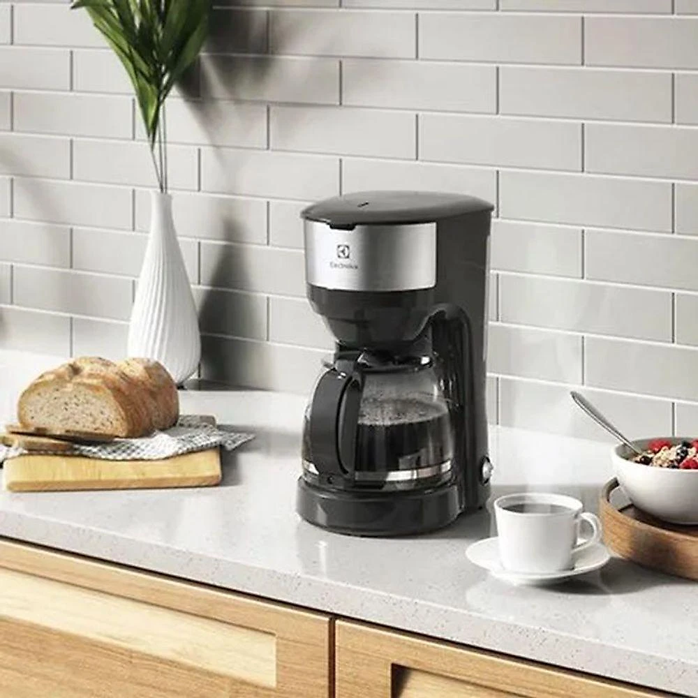 Cafeteira Elétrica Electrolux ECM20 Com Função Manter Aquecido E Capacidade 30 Xicaras De 40ml Inox E Preto  110V