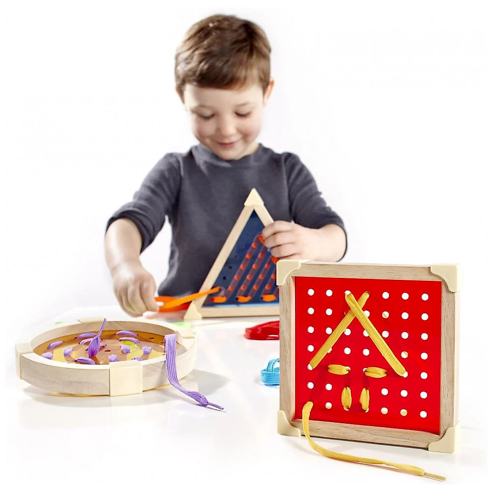 Brinquedo educativo Guidecraft Geo Shape Lacing madeira colorido, 3 placas para costurar formas geométricas, 6 cadarços multicoloridos, modelo Geo S