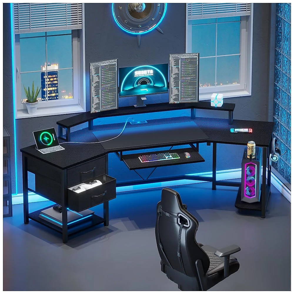 Mesa Gamer de Fibra de Carbono em Formato de L, 79" 200 cm com Luz LED, Suporte para Monitor, Porta-Copos, Tomadas e 2 Gavetas, 110V, SEDETA, Preto 110v
