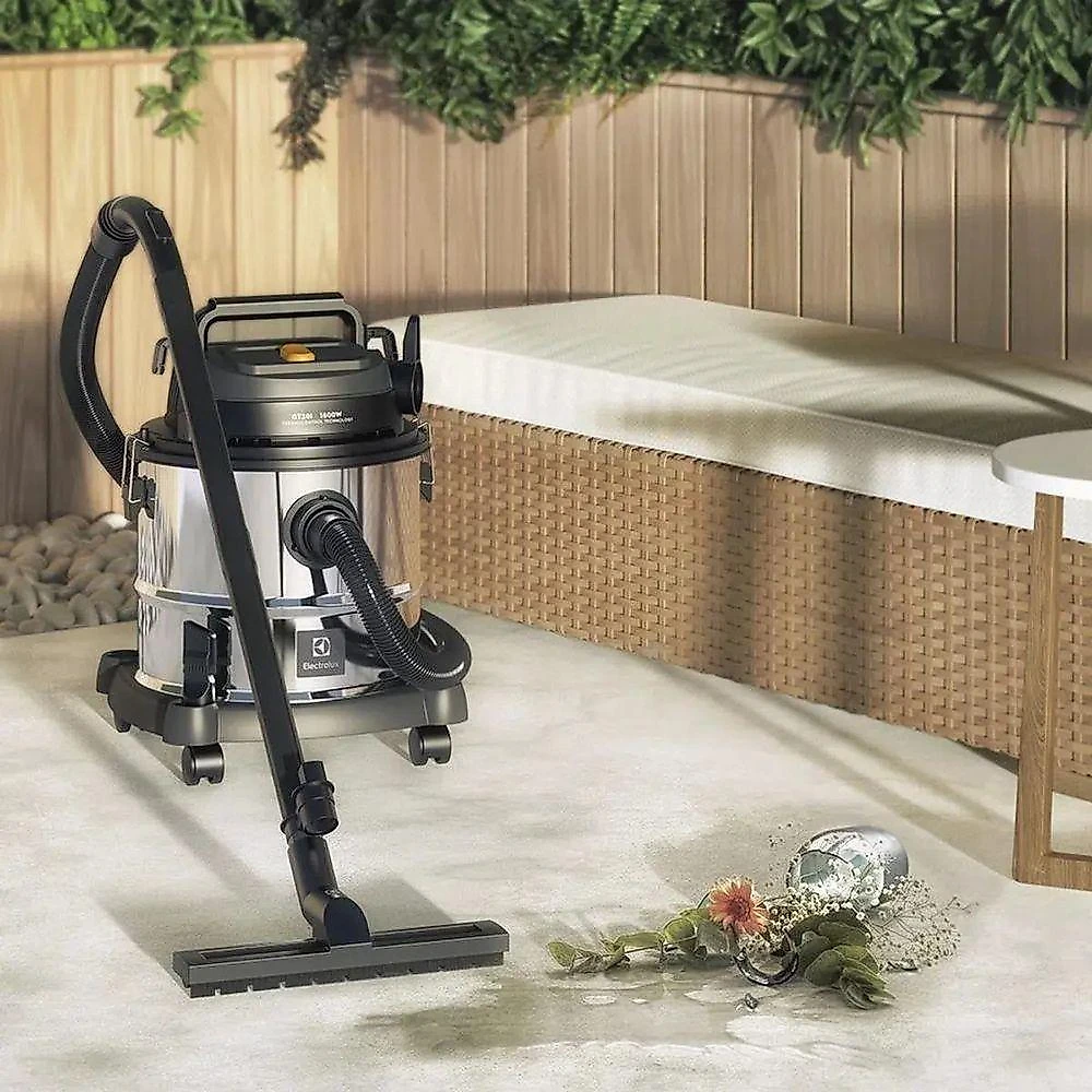 Aspirador de Pó e Água Vertical Electrolux Gt20i 1800W 15L Função Sopro Inox 110V