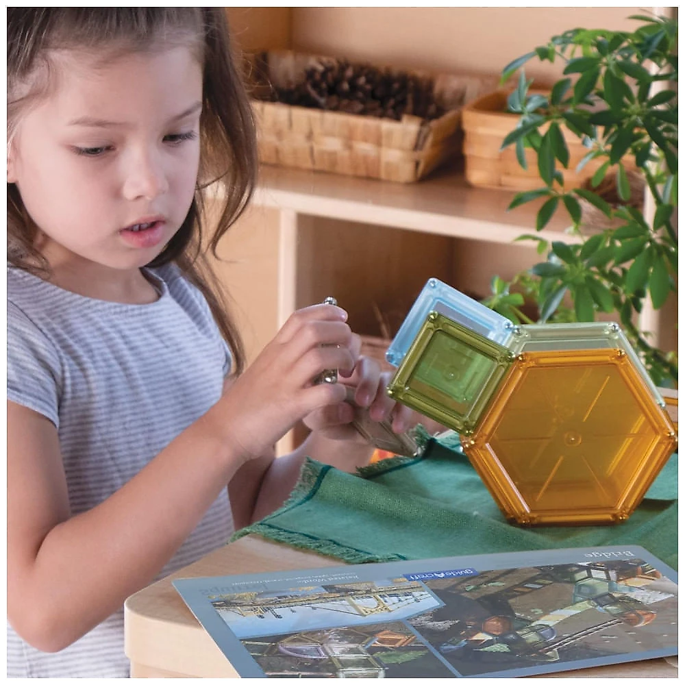 Blocos de construção magnéticos Guidecraft PowerClix Solids Natural com 70 peças e cartas de inspiração para uso educacional