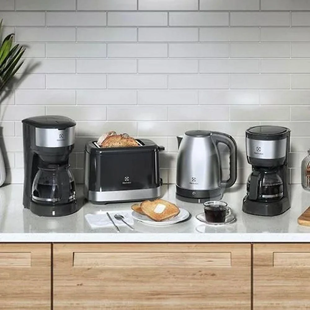 Cafeteira Elétrica Electrolux ECM20 Com Função Manter Aquecido E Capacidade 30 Xicaras De 40ml Inox E Preto  110V