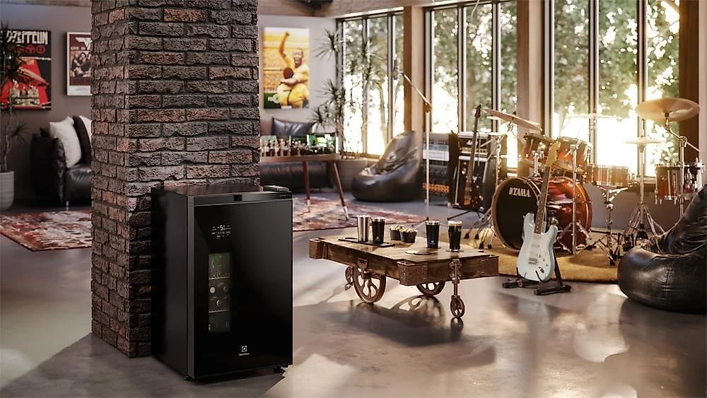 Cervejeira home bar electrolux eb100 frost free 100l porta de vidro preta 110