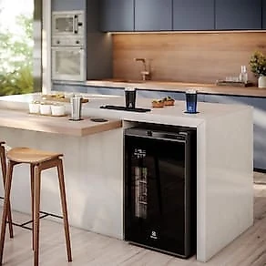 Cervejeira Home Bar Electrolux EB100 Frost Free 100L Porta de Vidro Preta 110V