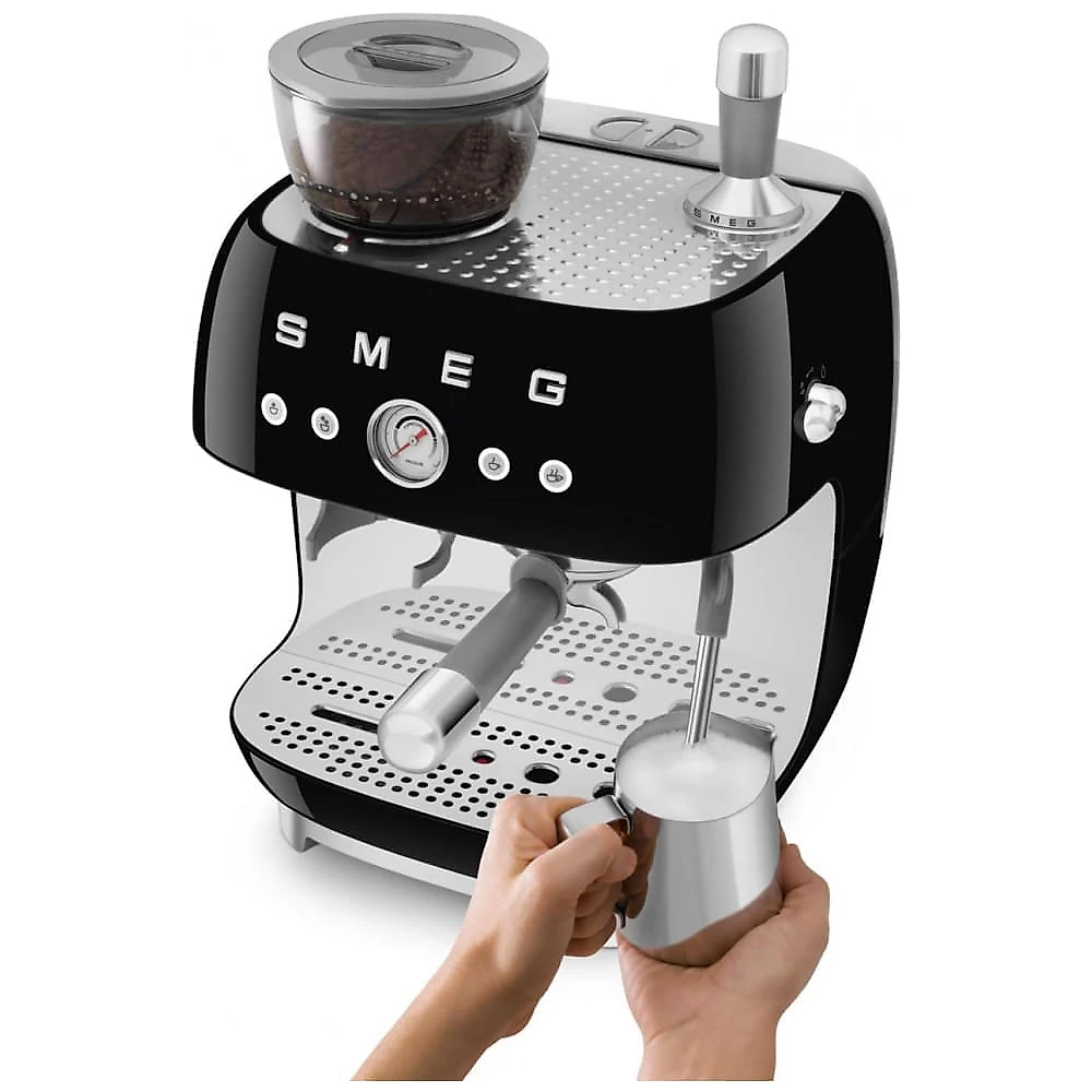 Máquina de espresso semi‑automática Smeg preta retrô com moedor integrado, duplo termobloco, porta‑filtro 58 mm e reservatório 2,4L, 110V