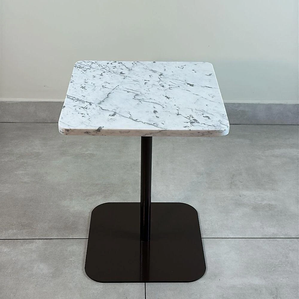 Mesa Lateral Atria Quadrada Tampo Mármore Carrara Base Alumínio 41CM Marrom webcontinental-7898757988701