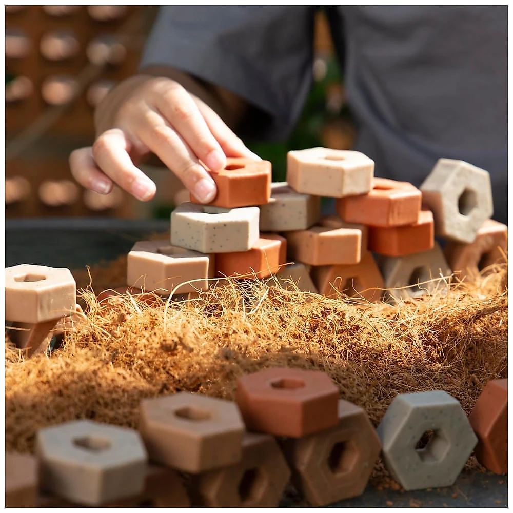 Conjunto de blocos de construção Guidecraft Little Pavers com 60 peças em TPR texturizado para empilhamento e modelos arquitetônicos em miniatura