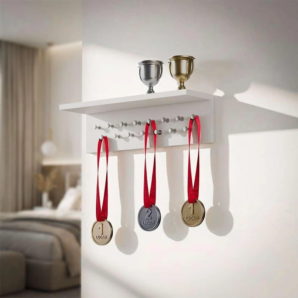 Porta Medalhas com 15 Pinos Metálicos e Prateleira para Troféus Branco Mercado das Prateleiras