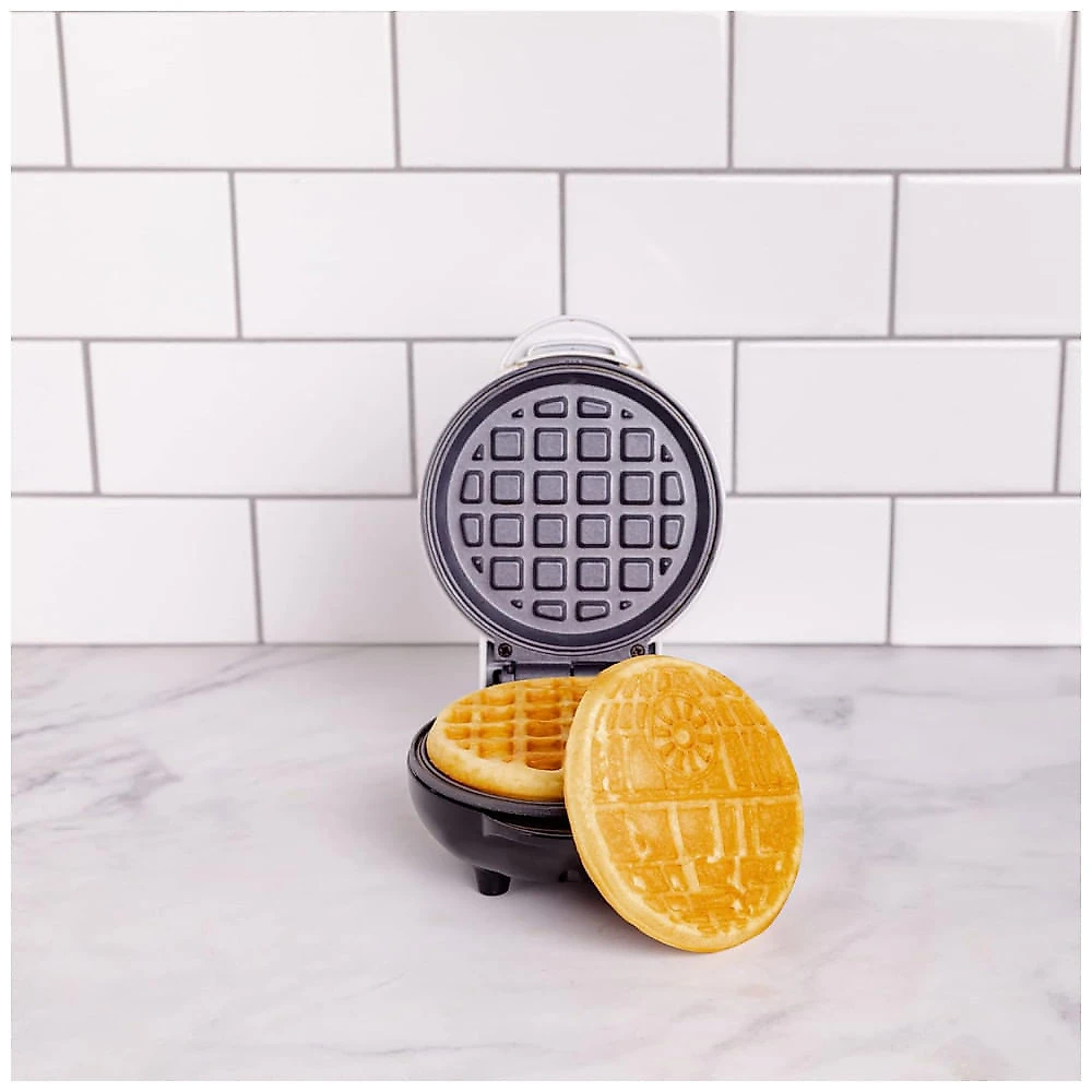 Mini Máquina de Waffles, Tema Star Wars Death Star com Revestimento Antiaderente, 110V 550W, Uncanny Brands, Branca 110v