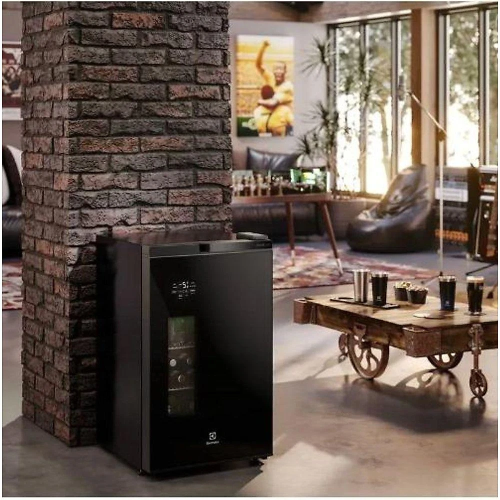 Cervejeira Home Bar Electrolux Frost Free 100L Porta De Vidro EB100 Preto 110V