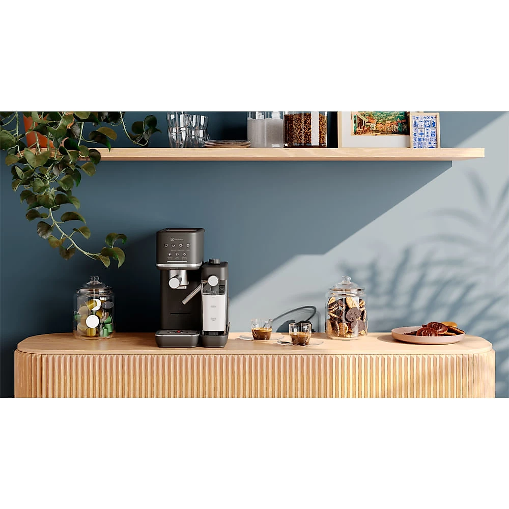 Cafeteira Electrolux Experience Preta para Café Espresso - ECM70 110